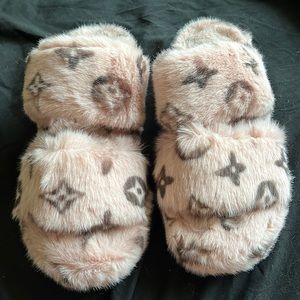 Louis Vuitton slippers